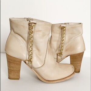 Rose Noire Made in Italy Tan Leather Chain Booties